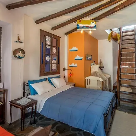 Σπίτι διακοπών παραδοσιακή οικία 1890 τraditional House 1890 Πλάκα Μήλου